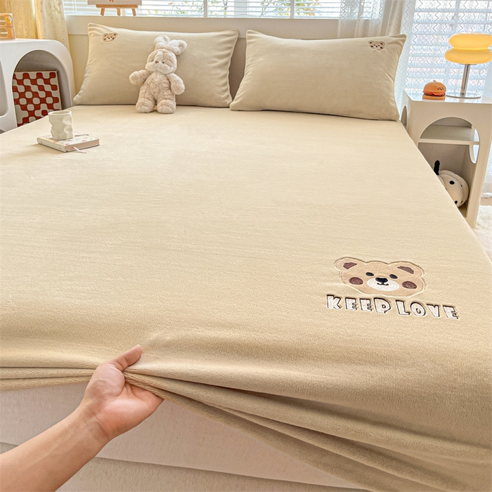 91家纺网 家纺一手货源 找家纺 笙意家纺 2025新款牛奶绒卡通单品刺绣床笠 萌熊-奶茶