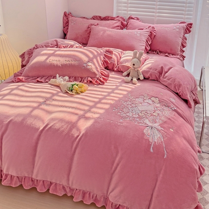 91家纺网 家纺一手货源 找家纺 （总）星尚家纺 2024新款全消光A类230g牛奶绒韩版绣花绒四件套-绚丽花语