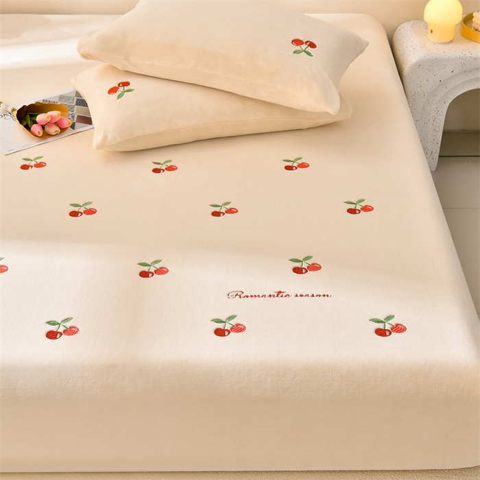 91家纺网 家纺一手货源 找家纺 笙意家纺 2025新款A类牛奶绒花卉刺绣单床笠 樱桃-奶昔白