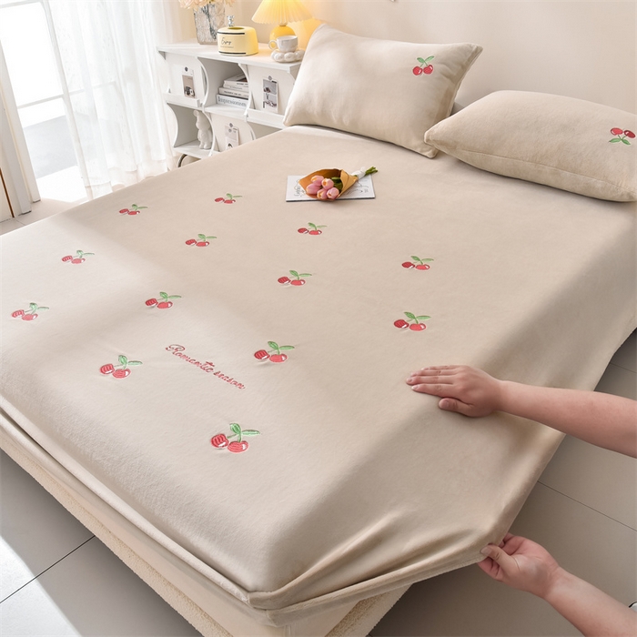 91家纺网 家纺一手货源 找家纺 笙意家纺 2025新款A类牛奶绒花卉刺绣单床笠 樱桃-山灰