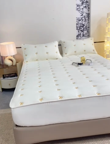 91家纺网 家纺一手货源 找家纺 米柳家纺 2024新款水洗棉大豆夹棉床笠 蝴蝶结-米白