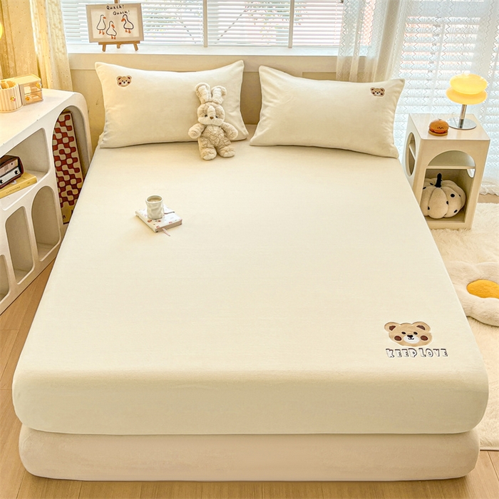 91家纺网 家纺一手货源 找家纺 笙意家纺 2025新款牛奶绒卡通单品刺绣床笠 萌熊-奶昔白