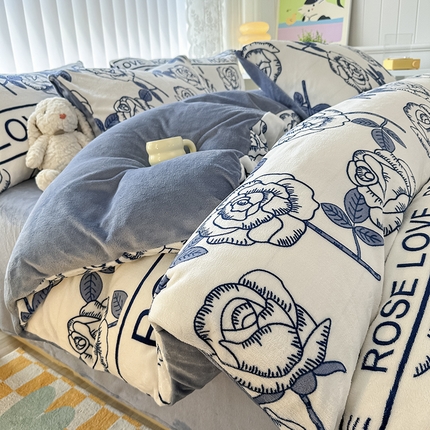 91家纺网 家纺一手货源 找家纺 觅妮家纺 2025新款全消光200g高克重秋冬加厚印花牛奶绒单被套 青花瓷