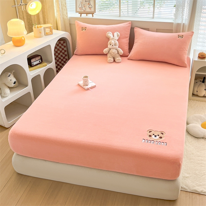 91家纺网 家纺一手货源 找家纺 笙意家纺 2025新款牛奶绒卡通单品刺绣床笠 萌熊-浅粉