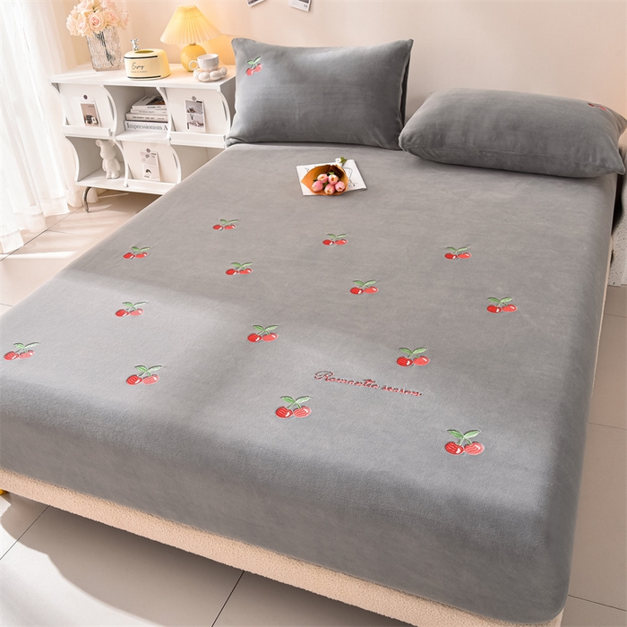 91家纺网 家纺一手货源 找家纺 笙意家纺 2025新款A类牛奶绒花卉刺绣单床笠 樱桃-浅灰