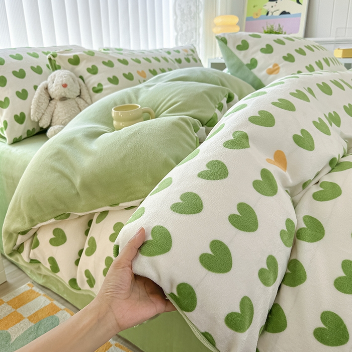 91家纺网 家纺一手货源 找家纺 觅妮家纺 2025新款高克重秋冬加厚印花牛奶绒四件套 爱心绿