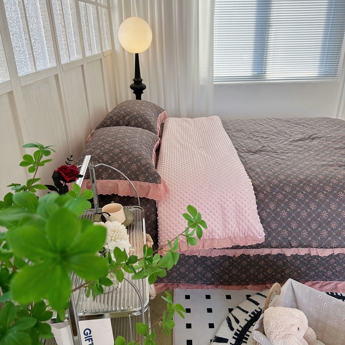 91家纺网 家纺一手货源 找家纺 佰织鑫家居 2024新款秋冬全棉法式床盖款豆豆被四件套 薇薇安