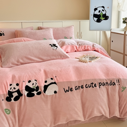 91家纺网 家纺一手货源 找家纺 （总）典曼家纺 2024新款A类牛奶绒刺绣四件套-胖达