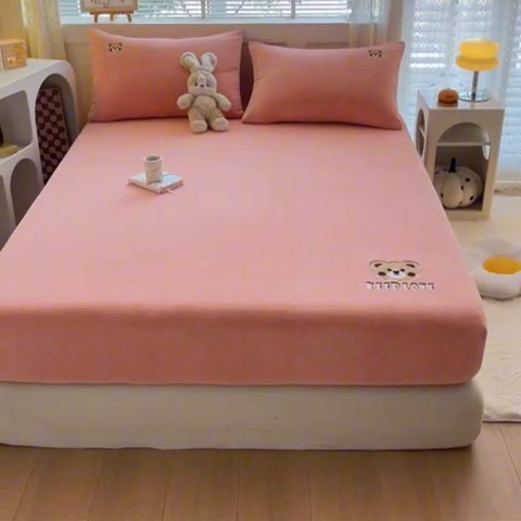 91家纺网 家纺一手货源 找家纺 笙意家纺 2025新款牛奶绒卡通单品刺绣床笠 萌熊-浅粉