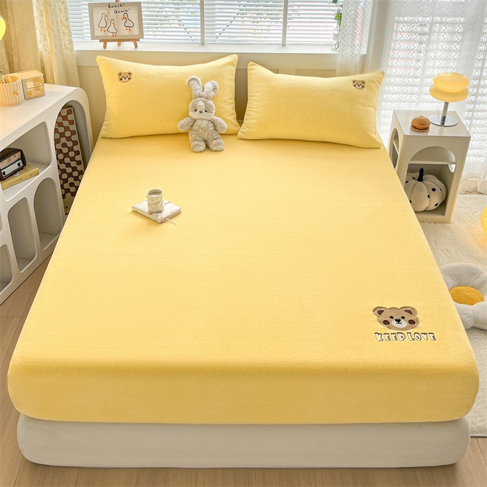 91家纺网 家纺一手货源 找家纺 笙意家纺 2025新款牛奶绒卡通单品刺绣床笠 萌熊-暖黄