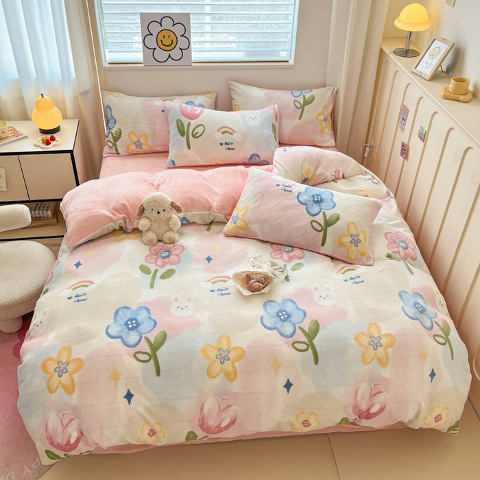 91家纺网 家纺一手货源 找家纺 捌月 2024新款童话镇系列高克重印花牛奶绒四件套卡通小清新加厚保暖绒套件 花漾