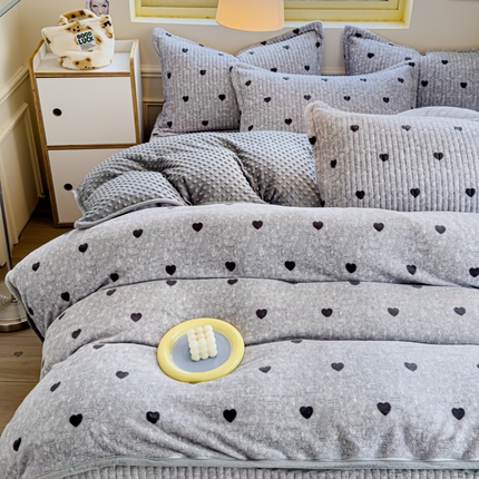 91家纺网 家纺一手货源 找家纺 元熙 2024新款印花小清新韩国绒牛奶绒豆豆床盖四件套-小爱心灰