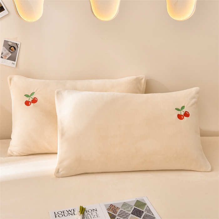 91家纺网 家纺一手货源 找家纺 笙意家纺 2025新款A类牛奶绒花卉刺绣单床笠 樱桃-奶昔白