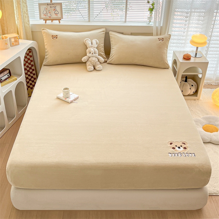 91家纺网 家纺一手货源 找家纺 笙意家纺 2025新款牛奶绒卡通单品刺绣床笠 萌熊-奶茶