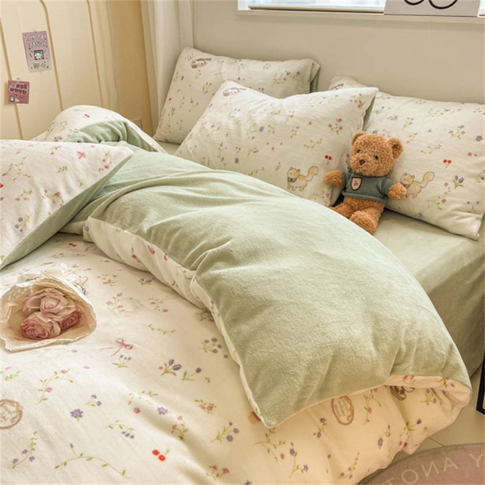 91家纺网 家纺一手货源 找家纺 捌月 2024新款童话镇系列高克重印花牛奶绒四件套卡通小清新加厚保暖绒套件 花枝猫