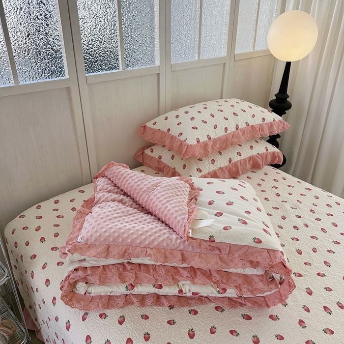 91家纺网 家纺一手货源 找家纺 佰织鑫家居 2024新款秋冬全棉法式床盖款豆豆被四件套 甜甜草莓