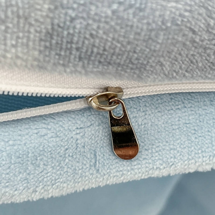 91家纺网 家纺一手货源 找家纺 捌月 2024新款童话镇系列高克重印花牛奶绒四件套卡通小清新加厚保暖绒套件 班尼