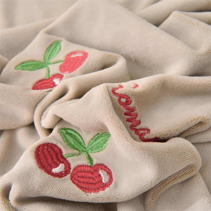 91家纺网 家纺一手货源 找家纺 笙意家纺 2025新款A类牛奶绒花卉刺绣单床笠 樱桃-山灰