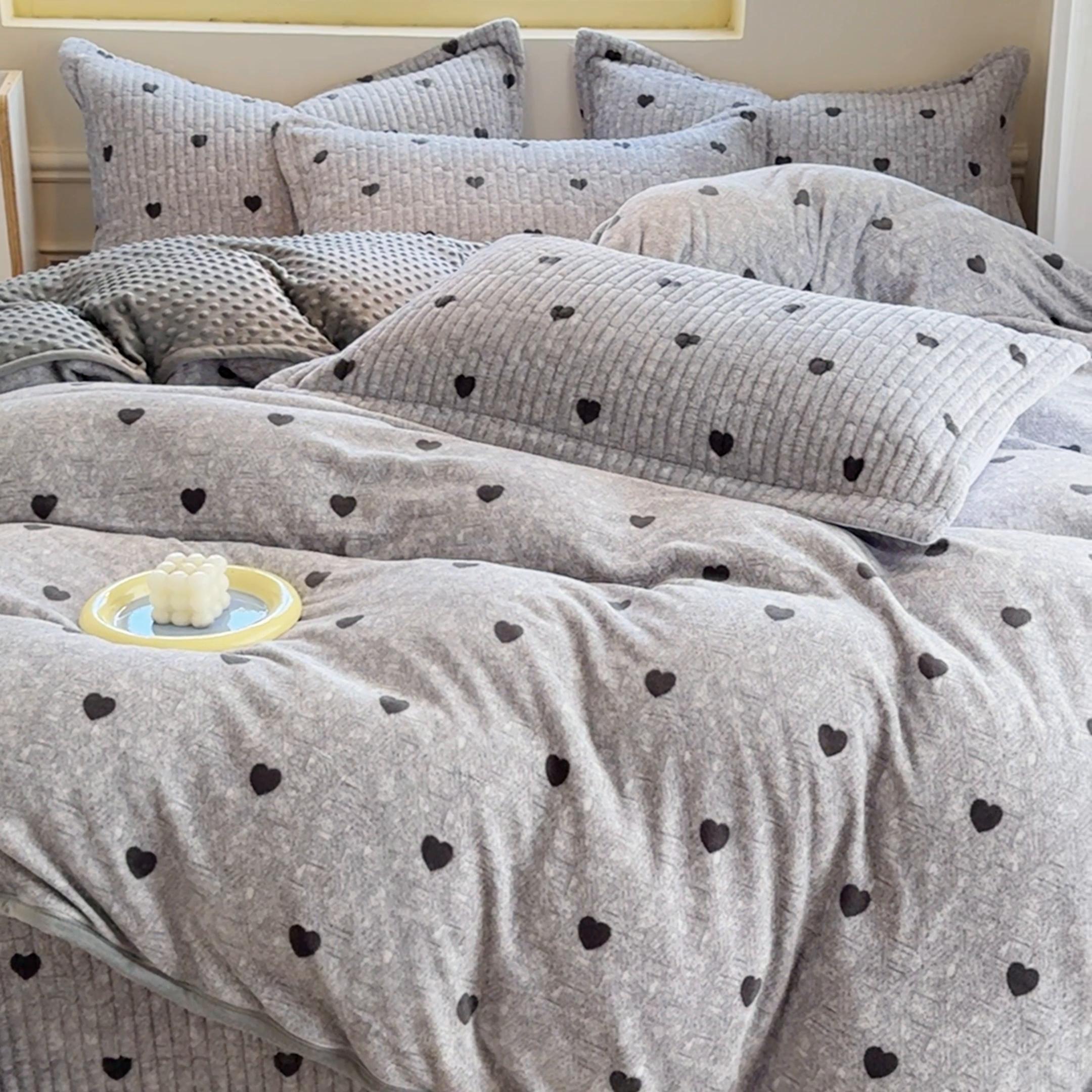 91家纺网 家纺一手货源 找家纺 元熙 2024新款印花小清新韩国绒牛奶绒豆豆床盖四件套-小爱心灰