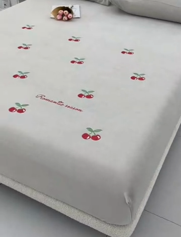 91家纺网 家纺一手货源 找家纺 笙意家纺 2025新款A类牛奶绒花卉刺绣单床笠 樱桃-山灰