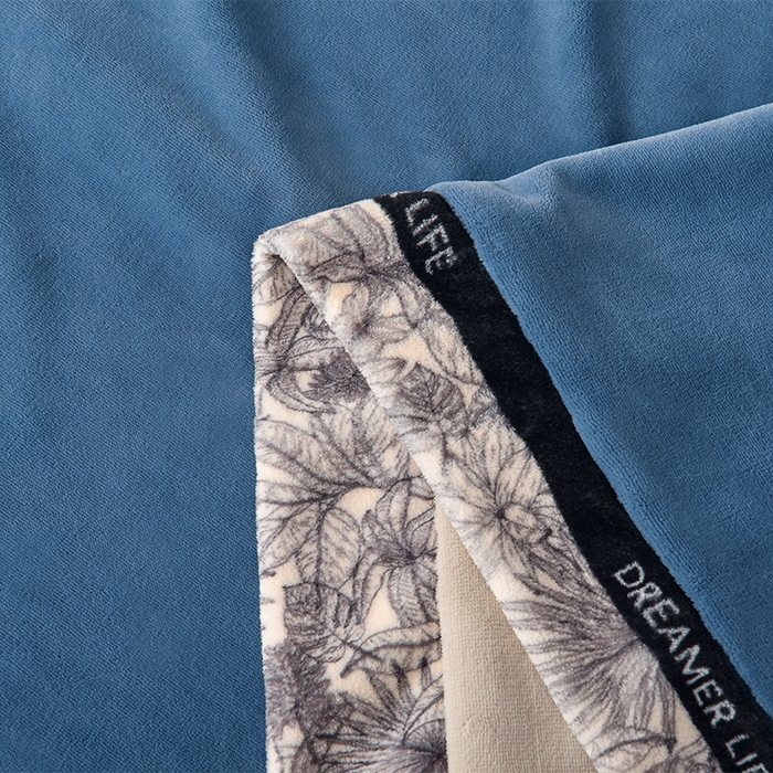 91家纺网 家纺一手货源 找家纺 笙意家纺 2025新款牛奶绒宽边刺绣四件套-菲奥娜系列 菲奥娜-宾利蓝+山灰