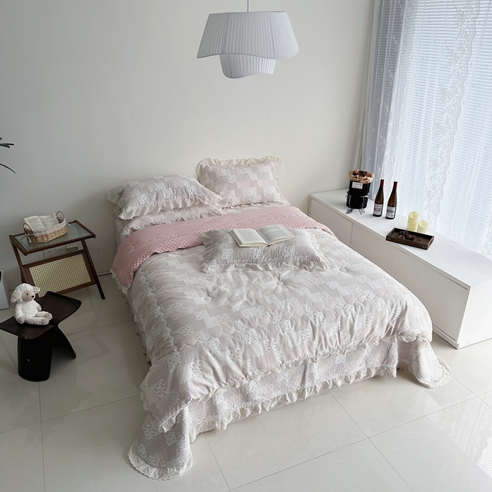 91家纺网 家纺一手货源 找家纺 佰织鑫家居 2024新款秋冬全棉法式床盖款豆豆被四件套 芳柔