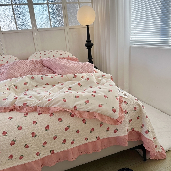 91家纺网 家纺一手货源 找家纺 佰织鑫家居 2024新款秋冬全棉法式床盖款豆豆被四件套 甜甜草莓
