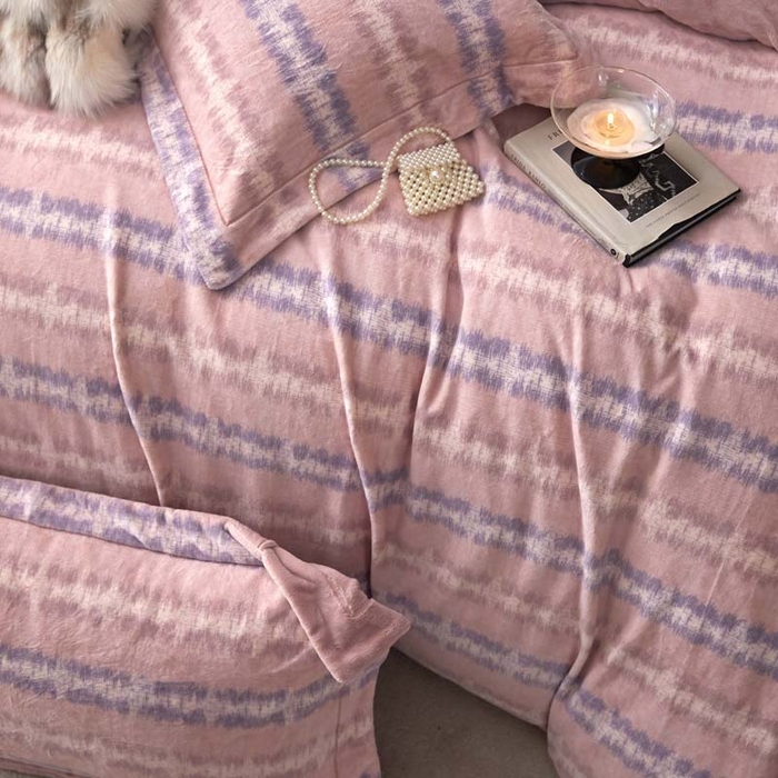 91家纺网 家纺一手货源 找家纺 金奇达家纺 2024秋冬新品保暖加厚绒类热氧™绒绒四件套-【格里克】（全网控价{折后券后}不低于258元） 娜拉粉