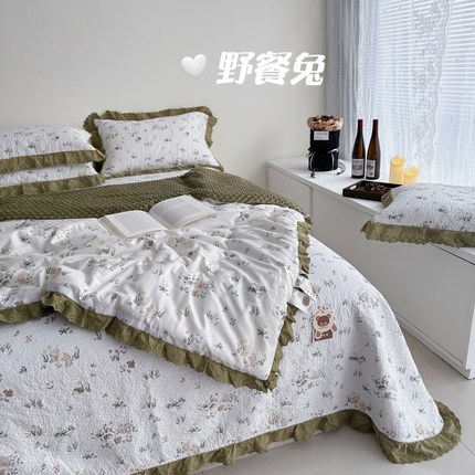 91家纺网 家纺一手货源 找家纺 佰织鑫家居 2024新款秋冬全棉法式床盖款豆豆被四件套 野餐兔