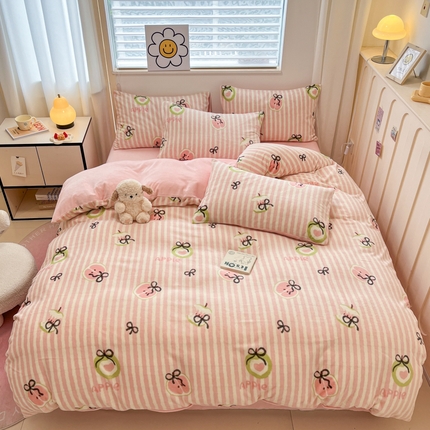 91家纺网 家纺一手货源 找家纺 捌月 2024新款童话镇系列高克重印花牛奶绒四件套卡通小清新加厚保暖绒套件 青苹果