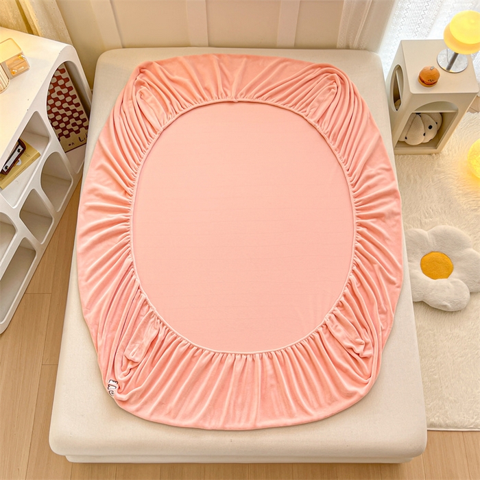 91家纺网 家纺一手货源 找家纺 笙意家纺 2025新款牛奶绒卡通单品刺绣床笠 萌熊-浅粉