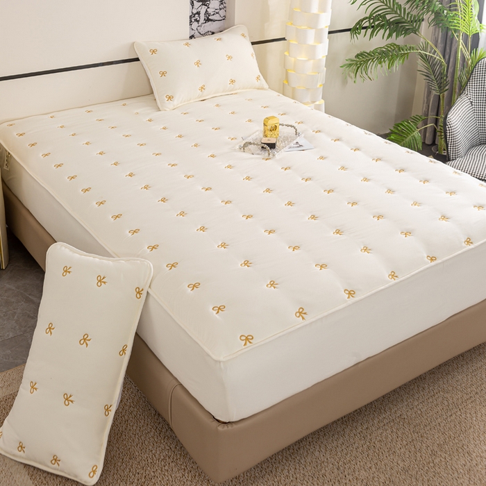 91家纺网 家纺一手货源 找家纺 米柳家纺 2024新款水洗棉大豆夹棉床笠 蝴蝶结-米白