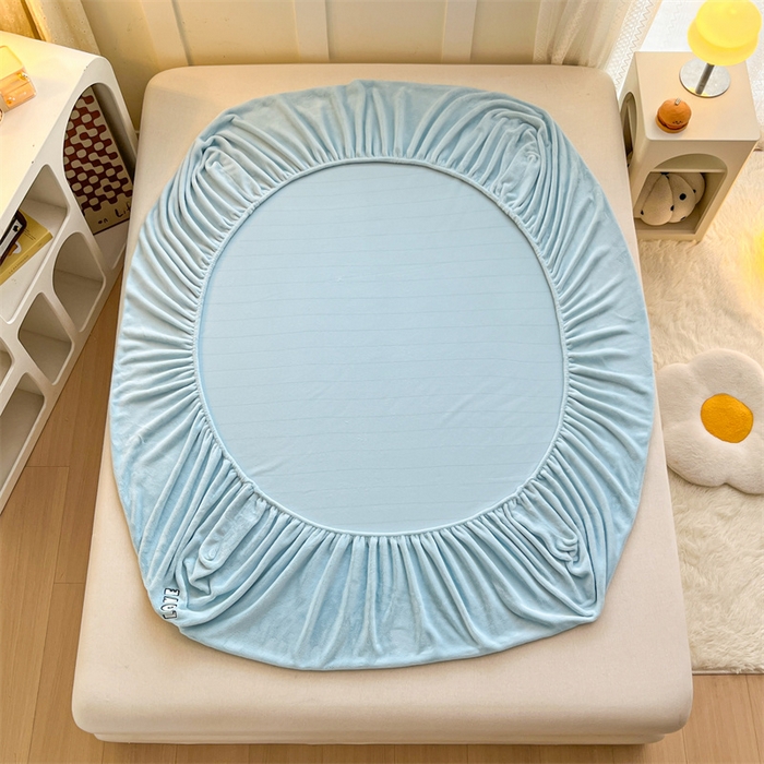 91家纺网 家纺一手货源 找家纺 笙意家纺 2025新款牛奶绒卡通单品刺绣床笠 萌熊-婴儿蓝