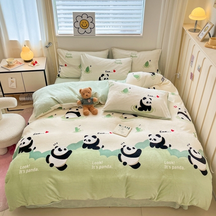 91家纺网 家纺一手货源 找家纺 捌月 2024新款童话镇系列高克重印花牛奶绒四件套卡通小清新加厚保暖绒套件 团子