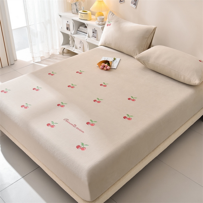 91家纺网 家纺一手货源 找家纺 笙意家纺 2025新款A类牛奶绒花卉刺绣单床笠 樱桃-山灰