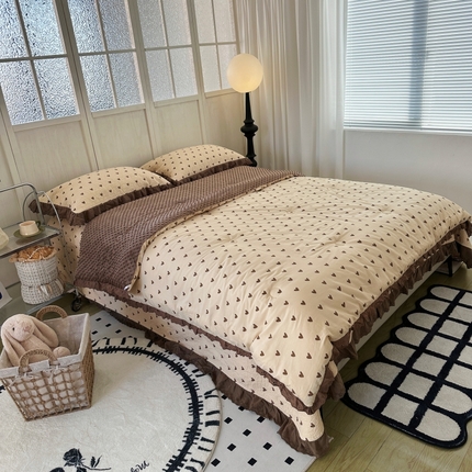 91家纺网 家纺一手货源 找家纺 佰织鑫家居 2024新款秋冬全棉法式床盖款豆豆被四件套 爱心咖
