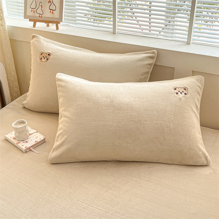 91家纺网 家纺一手货源 找家纺 笙意家纺 2025新款牛奶绒卡通单品刺绣床笠 萌熊-奶茶