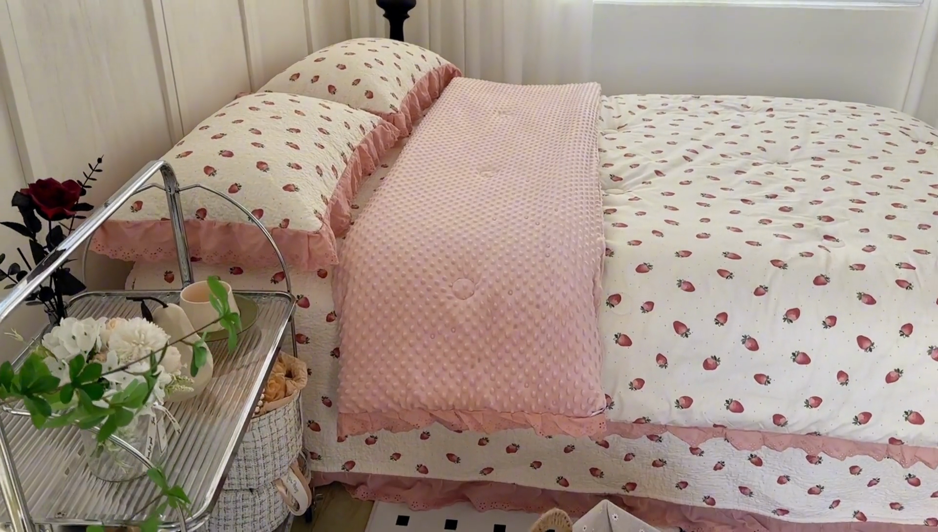 91家纺网 家纺一手货源 找家纺 佰织鑫家居 2024新款秋冬全棉法式床盖款豆豆被四件套 甜甜草莓