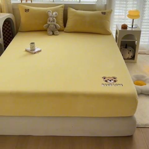 91家纺网 家纺一手货源 找家纺 笙意家纺 2025新款牛奶绒卡通单品刺绣床笠 萌熊-暖黄
