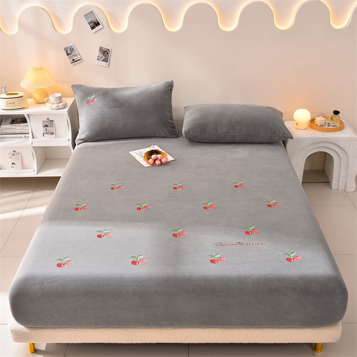 91家纺网 家纺一手货源 找家纺 笙意家纺 2025新款A类牛奶绒花卉刺绣单床笠 樱桃-浅灰