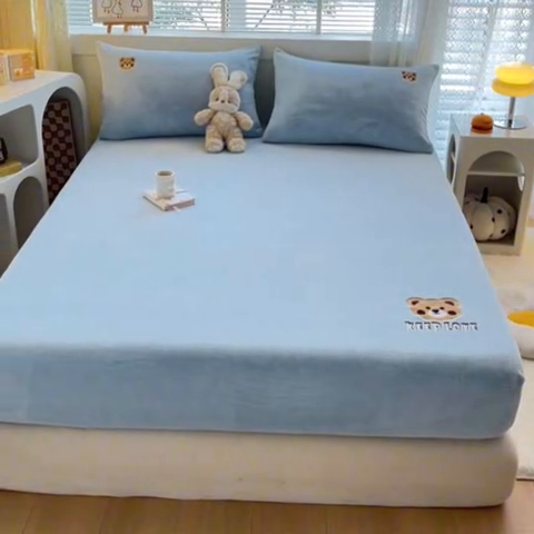 91家纺网 家纺一手货源 找家纺 笙意家纺 2025新款牛奶绒卡通单品刺绣床笠 萌熊-婴儿蓝