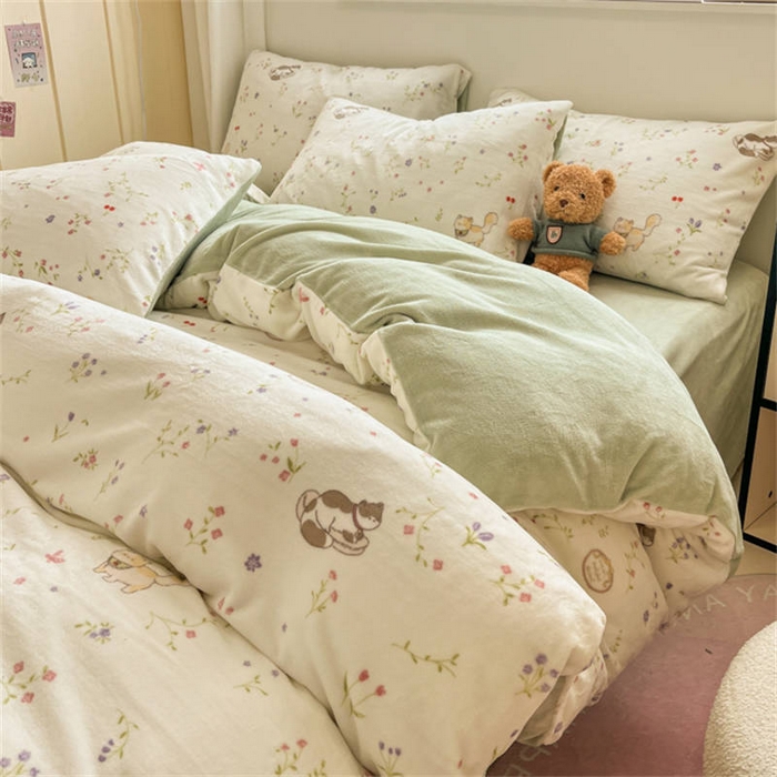 91家纺网 家纺一手货源 找家纺 捌月 2024新款童话镇系列高克重印花牛奶绒四件套卡通小清新加厚保暖绒套件 花枝猫