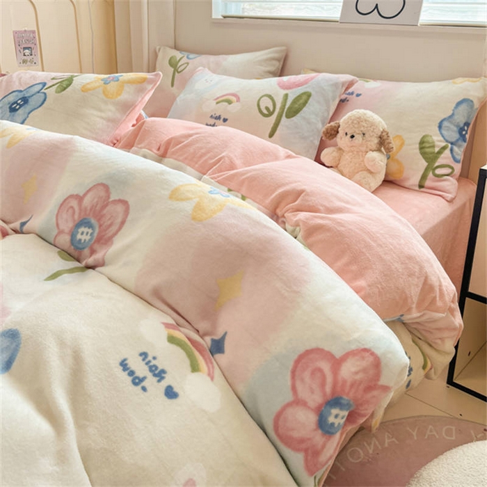 91家纺网 家纺一手货源 找家纺 捌月 2024新款童话镇系列高克重印花牛奶绒四件套卡通小清新加厚保暖绒套件 花漾