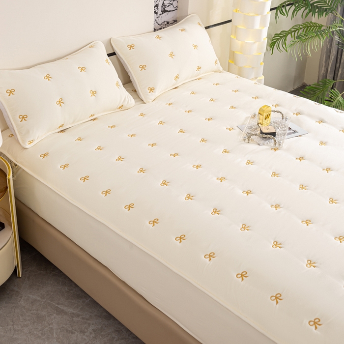 91家纺网 家纺一手货源 找家纺 米柳家纺 2024新款水洗棉大豆夹棉床笠 蝴蝶结-米白