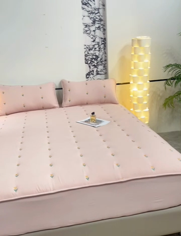 91家纺网 家纺一手货源 找家纺 米柳家纺 2024新款水洗棉大豆夹棉床笠 蝴蝶结-粉玉