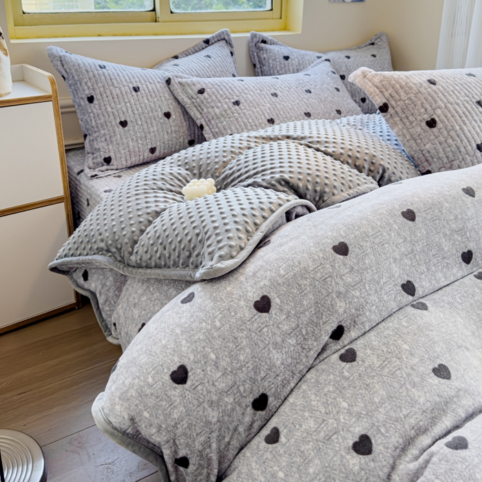 91家纺网 家纺一手货源 找家纺 元熙 2024新款印花小清新韩国绒牛奶绒豆豆床盖四件套-小爱心灰
