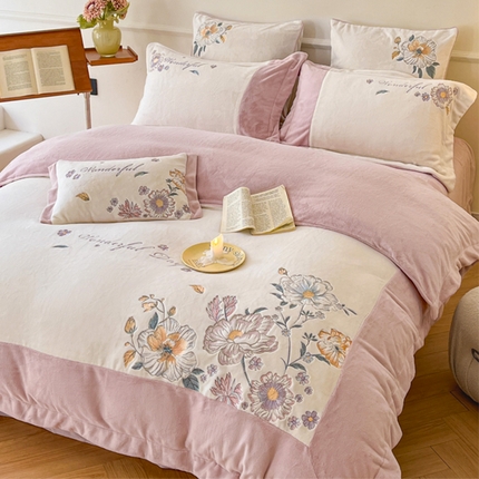 91家纺网 家纺一手货源 找家纺 艾唯希家纺 2024高端臻棉绒工艺四件套高克重牛奶绒珊瑚绒宝宝绒-缤纷花园系列 缤纷花园-紫