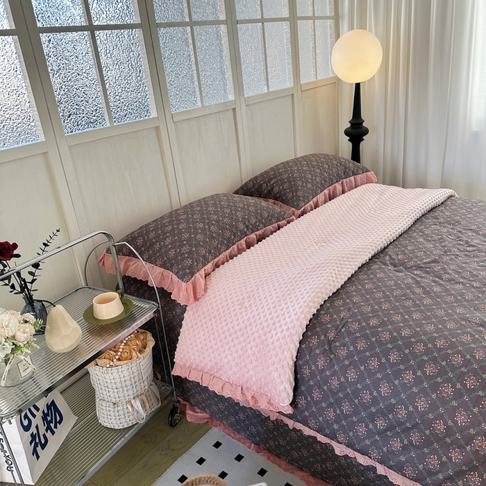 91家纺网 家纺一手货源 找家纺 佰织鑫家居 2024新款秋冬全棉法式床盖款豆豆被四件套 薇薇安