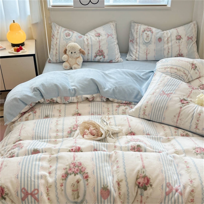 91家纺网 家纺一手货源 找家纺 捌月 2024新款童话镇系列高克重印花牛奶绒四件套卡通小清新加厚保暖绒套件 梦乐兔