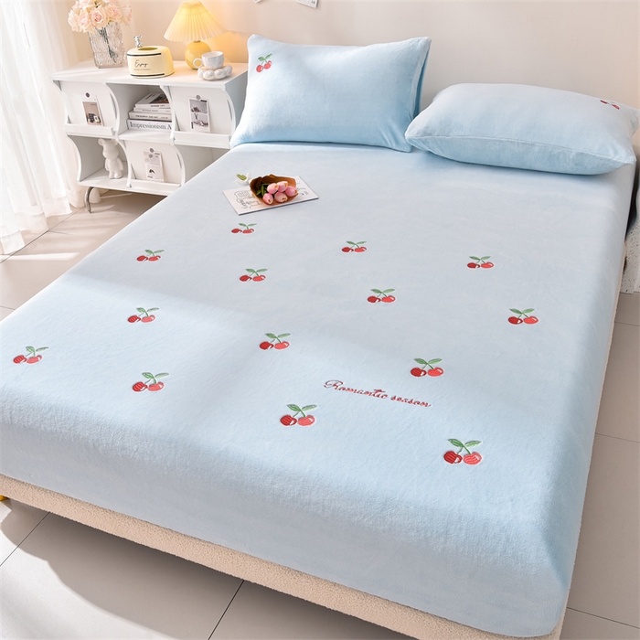 91家纺网 家纺一手货源 找家纺 笙意家纺 2025新款A类牛奶绒花卉刺绣单床笠 樱桃-婴儿蓝